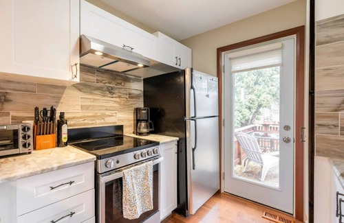Waterloo Apartment | 1 Bedroom Apartment in North Waterloo w Private Patio - Close to UW, Tech Park