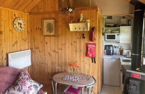 Camelford Cabin | 1 Bedroom Cabin Sleeps 2, Private Garden, Wifi