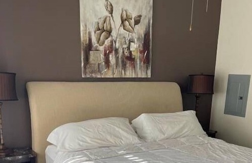 Uptown Condo | 1 Bedroom Condo 208319 by Houzlet