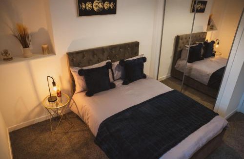 Glenisla Apartment | 1 bedroom flat with easy parking/public transport