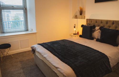 Glenisla Apartment | 1 bedroom flat with easy parking/public transport