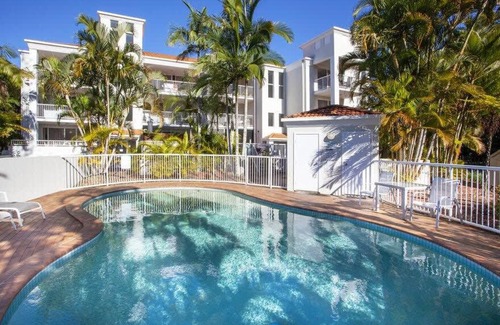 Burleigh Heads Apartment | 1 Bedroom Gem with Aircon Stroll to Beach