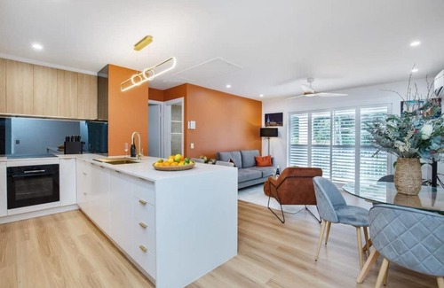 Burleigh Heads Apartment | 1 Bedroom Gem with Aircon Stroll to Beach