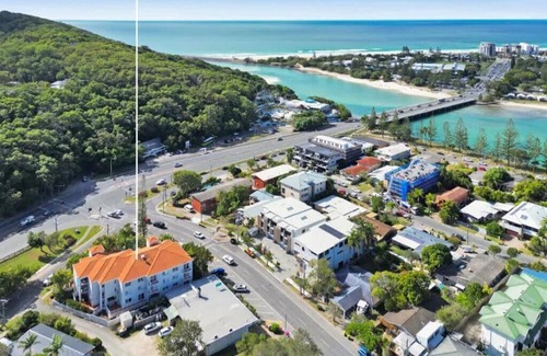 Burleigh Heads Apartment | 1 Bedroom Gem with Aircon Stroll to Beach