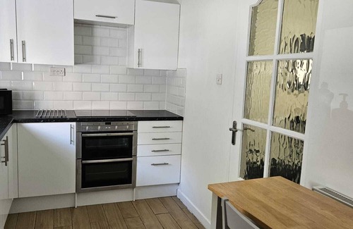 Castle Apartment | 1 Bedroom Marina Flat - sleeps 2 - near Beach and Swansea Arena