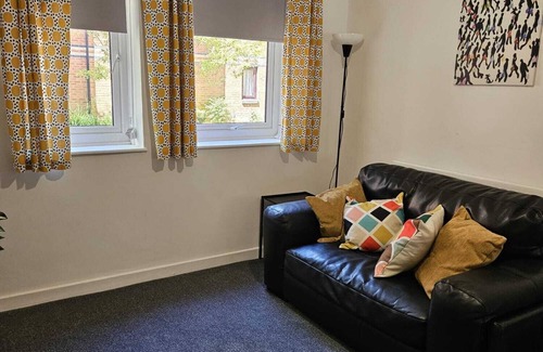 Castle Apartment | 1 Bedroom Marina Flat - sleeps 2 - near Beach and Swansea Arena