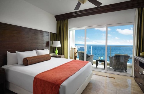 Cabo Bello Resort | 1-Bedroom Oceanview Suite at Sirena Del Mar.