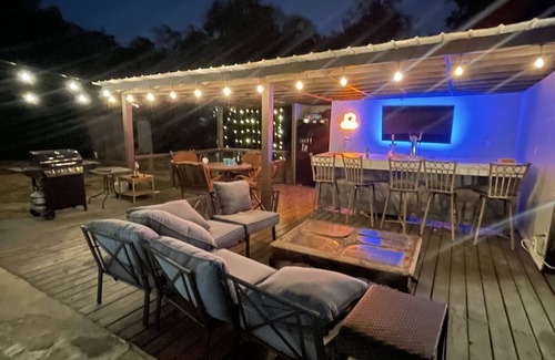 Lake Highlands House | 1 bedroom suite in remodeled luxury home. private hallway, bed, bath.