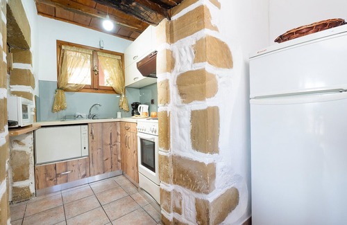 Tsourouniana House | 1-bedroom Topolia House with shared pool