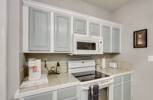 Biloxi House | 1 Block to Beach: Biloxi Townhome w/Media Room