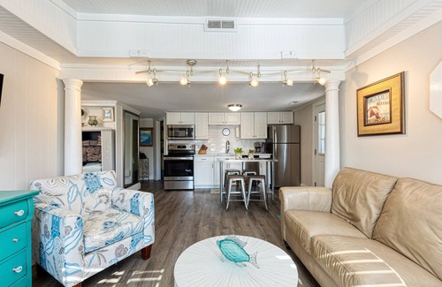 Folly Beach Cottage | 1 Block to THE MOTHER SEA. Super easy and quick walk.