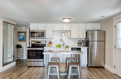 Folly Beach Cottage | 1 Block to THE MOTHER SEA. Super easy and quick walk.