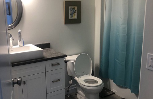 Stirling House | 1 BR 2 Bath Townhouse 55 min to Sandbanks and Prince Edward County