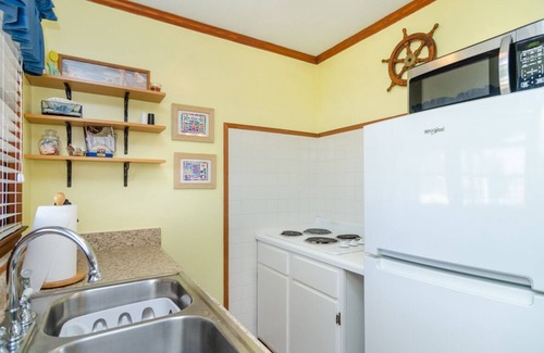 Kure Beach Apartment | 1 BR Efficiency in Private Historic Motel w pool!