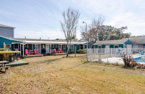 Kure Beach Apartment | 1 BR Efficiency in Private Historic Motel w pool!