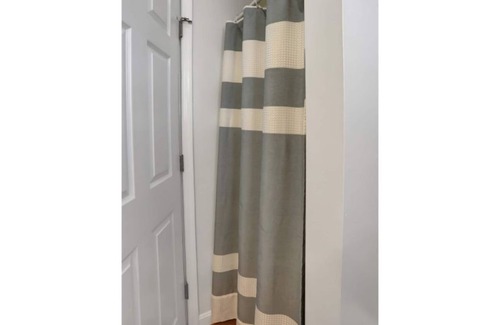 Loyalton House | 1 Dbl Bed at Halifax Inn - Pet Friendly