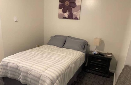 Loyalton House | 1 Dbl Bed at Halifax Inn - Pet Friendly