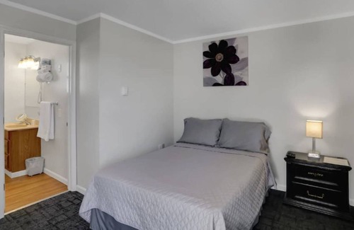 Loyalton House | 1 Dbl Bed at Halifax Inn - Pet Friendly