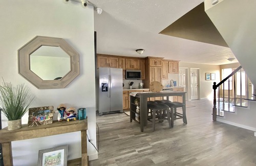 Orangeville House | 1 Full bed & 1 Single Bed Private Room #3 with TV and closet