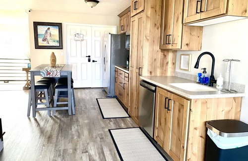 Orangeville House | 1 Full bed & 1 Single Bed Private Room #3 with TV and closet