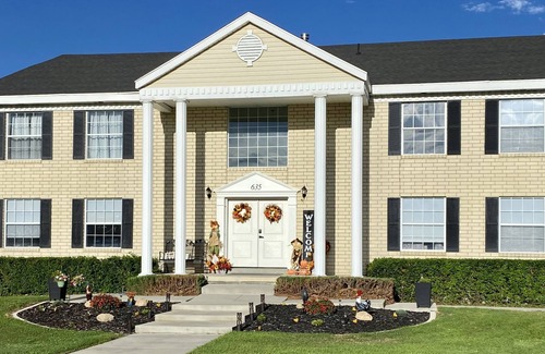 Orangeville House | 1 Full bed & 1 Single Bed Private Room #3 with TV and closet
