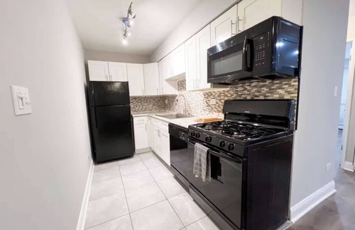 Lake View East Apartment | 1 GB Wi-Fi, 1 Reserved Parking Space, Sleeps 4