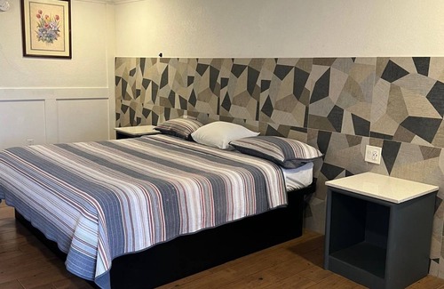 San Antonio Hotel | 1 King Bed Non-Smoking