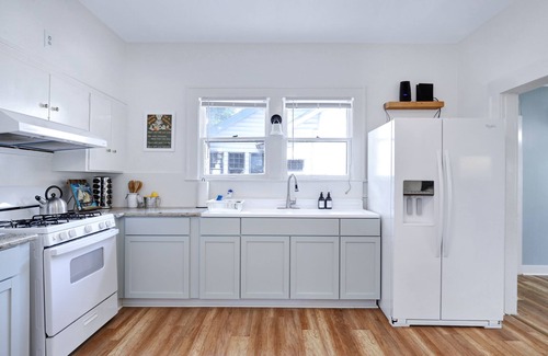 Jefferson House | 1 king bed, sleeps 6, pet friendly 1 BED/1 BATH duplex in central SA