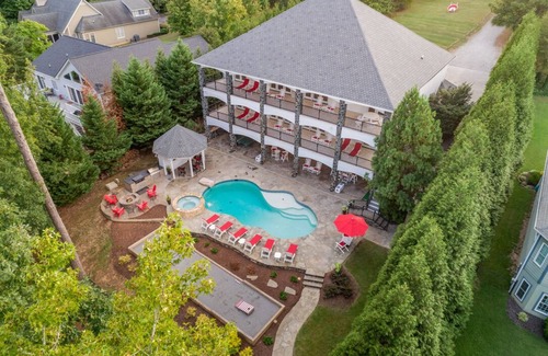 Littleton House | #1 LKG Family Retreat- Heated Pool, Golf Range, Firepit & Bocce, New 200HP Boat!