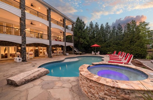 Littleton House | #1 LKG Family Retreat- Heated Pool, Golf Range, Firepit & Bocce, New 200HP Boat!