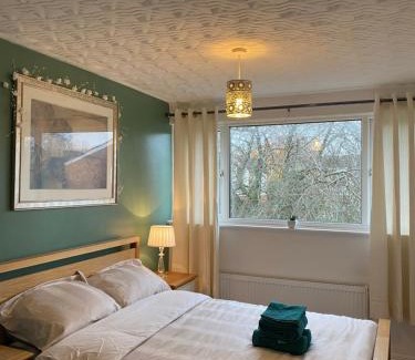 Reading House | 1 Luxurious Double Bedroom with Private Shower
