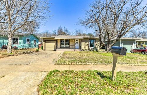 Central Arlington House | 1 Mi to ATandT Stadium Downtown Arlington Home