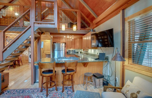 Tahoma Apartment | < 1 Mi to Beach: Peaceful Studio w/Deck in Tahoma