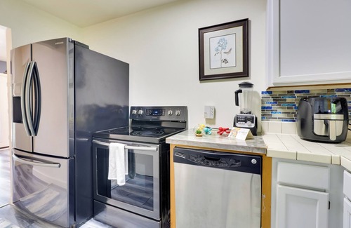 Georgetown Apartment | 1 Mi to Dtwn + Fenced Yard: Georgetown Getaway!