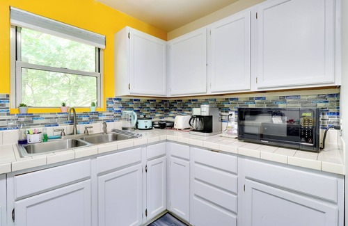 Georgetown Apartment | 1 Mi to Dtwn + Fenced Yard: Georgetown Getaway!