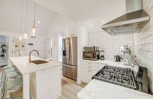 Grand Rapids Condo | 1 Mi to Dtwn Grand Rapids: Chic Condo w/Balcony!