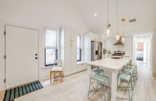 Grand Rapids Condo | 1 Mi to Dtwn Grand Rapids: Chic Condo w/Balcony!