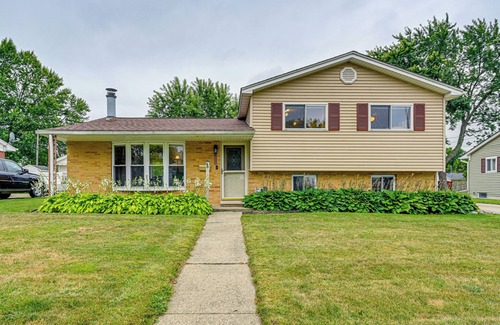 Owosso House | 1 Mi to Dtwn: Suburban Home w/Yard in Owosso