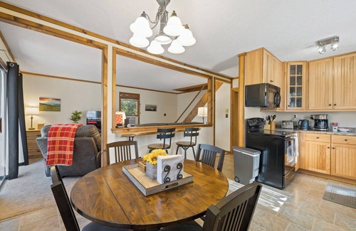 Lake Toxaway Cottage | 1 mi to Gorges State Park w/Sauna, & Hot Tub