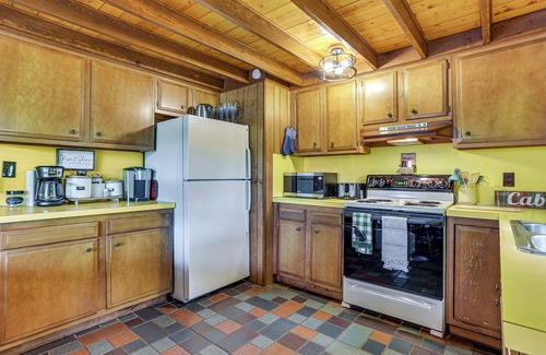 Greentown Cabin | < 1 Mi to Lake: Cabin w/Hot Tub in Greentown!