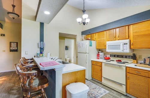 Osage Beach Cottage | 1 Mi to Margaritaville Resort: Cottage w/Fire Pit