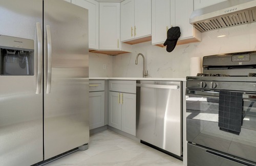 South Louisville Apartment | 1 Mi to UofL: Pet-Friendly Louisville Apartment!