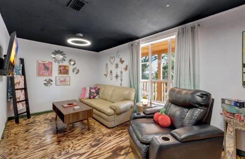 Griffin Heights House | 1 Mile To Fsu-artsy Tree-house