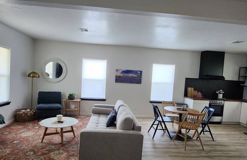 East Riverside Cottage | 1 mile to McClane Stadium, 2 miles to Magnolia Silos, close to all things WACO