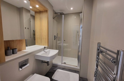 Kings Langley Apartment | 1 min drive to Train, 10 to Warner Bro's