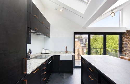 Euston House | 1 Min Walk to Euston Station | Modern Townhouse