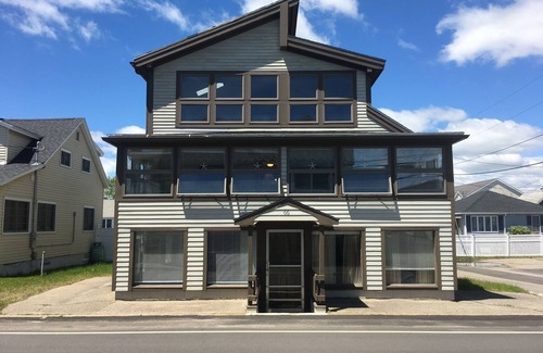 Wells Beach Apartment | 1 MIN WALK TO WELLS BEACH-OCEAN VIEWS-LARGE YARD. AMPLE PARKING. 9/21-9/27 OPEN