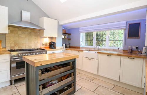 Godalming Cottage | 1 NORTHSIDE COTTAGES, pet friendly, with pool in Godalming