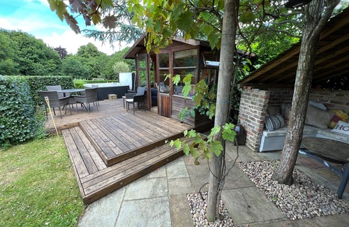 Godalming Cottage | 1 NORTHSIDE COTTAGES, pet friendly, with pool in Godalming