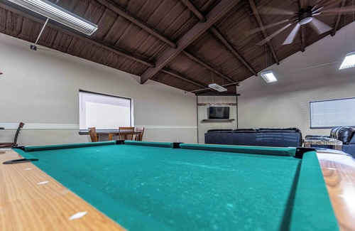 Big Spring Cabin | 1-room Cabin with 2 beds, Kitchen, Shower, fitness room, laundry, in Big Spring